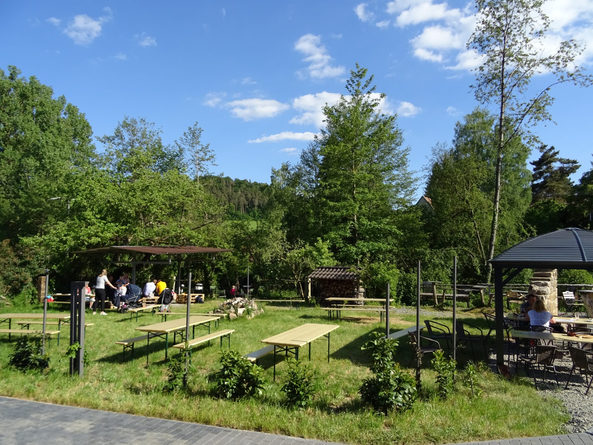 Ur-Pavillon mit Eventwiese und Feuerstelle