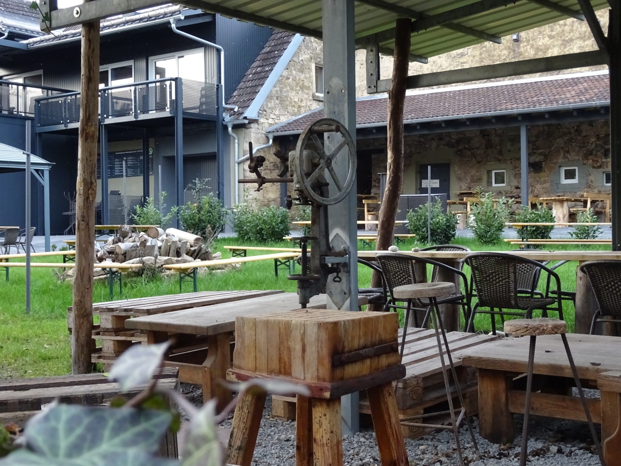 Unser Ur-Pavillon mit Wurstküchenrelikte aus "alter Zeit" der Fränkischen Metzger
